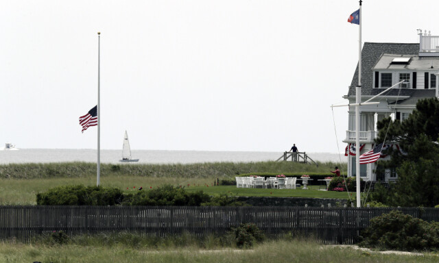 HALV STANG: Det ble flagget på halv stang på familiens residens i Hyannis Port i Masachusetts etter at Robert F. Kennedys barnebarn ble funnet død. Foto: NTB Scanpix HALV STANG: Det ble flagget på halv stang på familiens residens i Hyannis Port i Masachusetts etter at Robert F. Kennedys barnebarn ble funnet død. Foto: NTB Scanpix